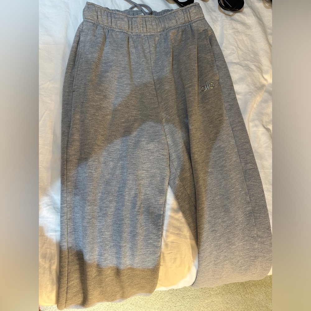ALO accolade straight leg sweatpants gray